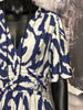 Langes Kleid mit "abstraktem" Muster in Ecru & Marineblau