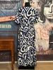 Langes Kleid mit "abstraktem" Muster in Ecru & Marineblau