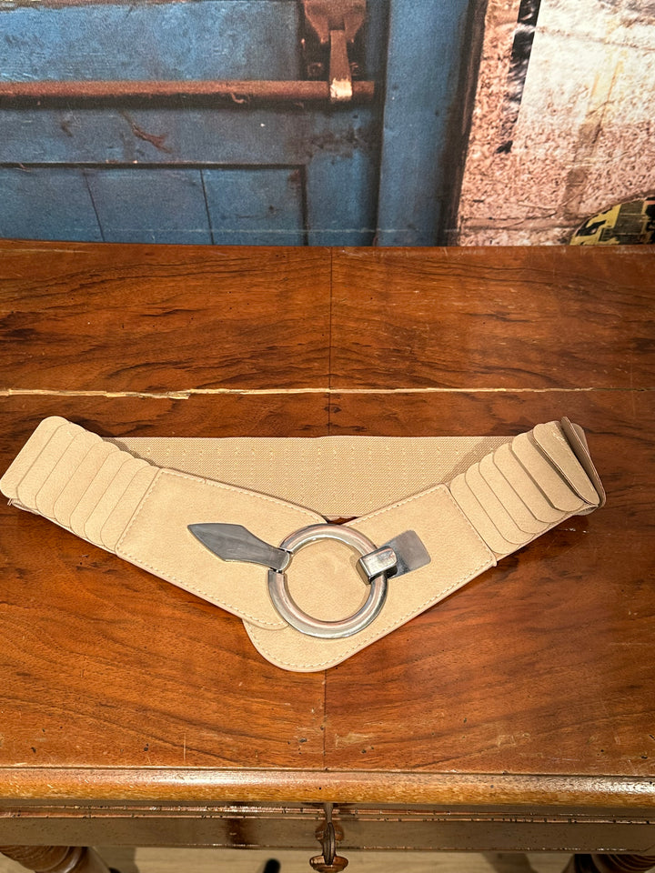 Elastischer Gürtel beige silberne Schnalle
