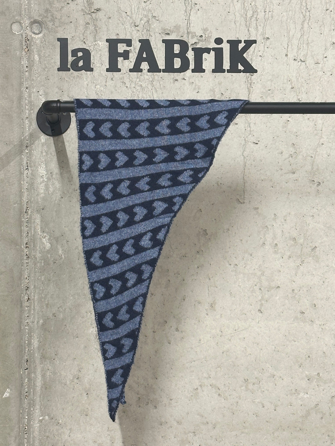 Écharpe petit triangle coeur «Alma »