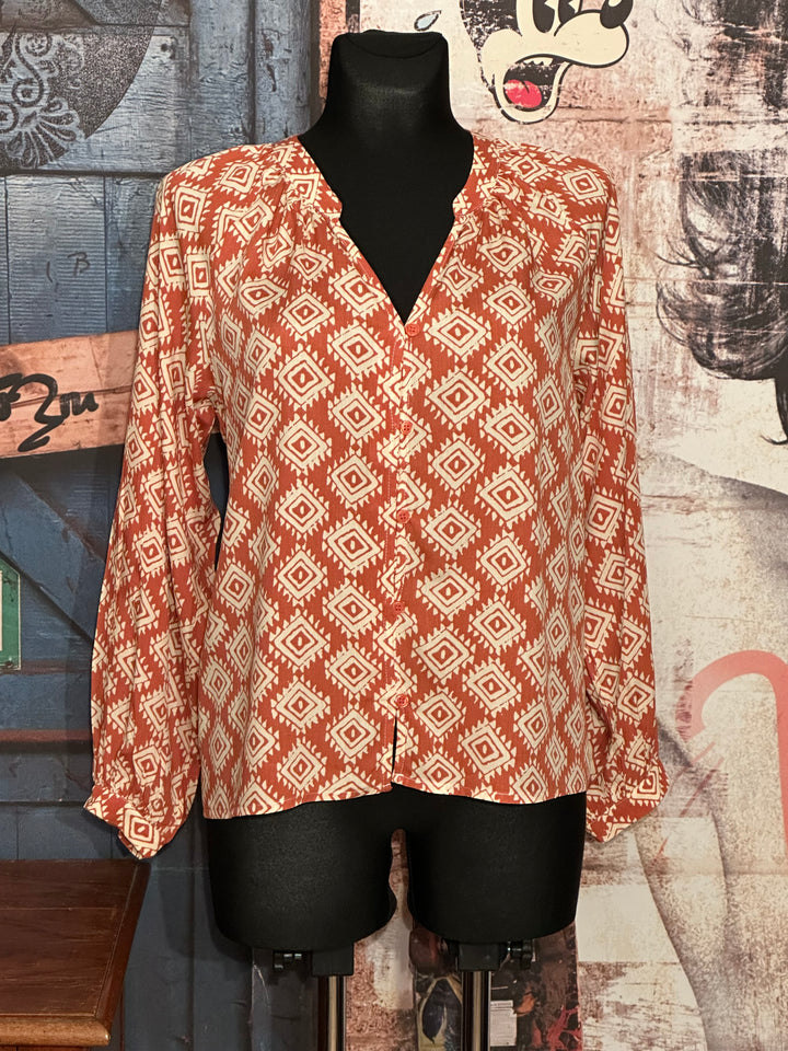 Bluse aus 100% Viskose mit "geometrischem" Muster in Ecru & Rostbraun