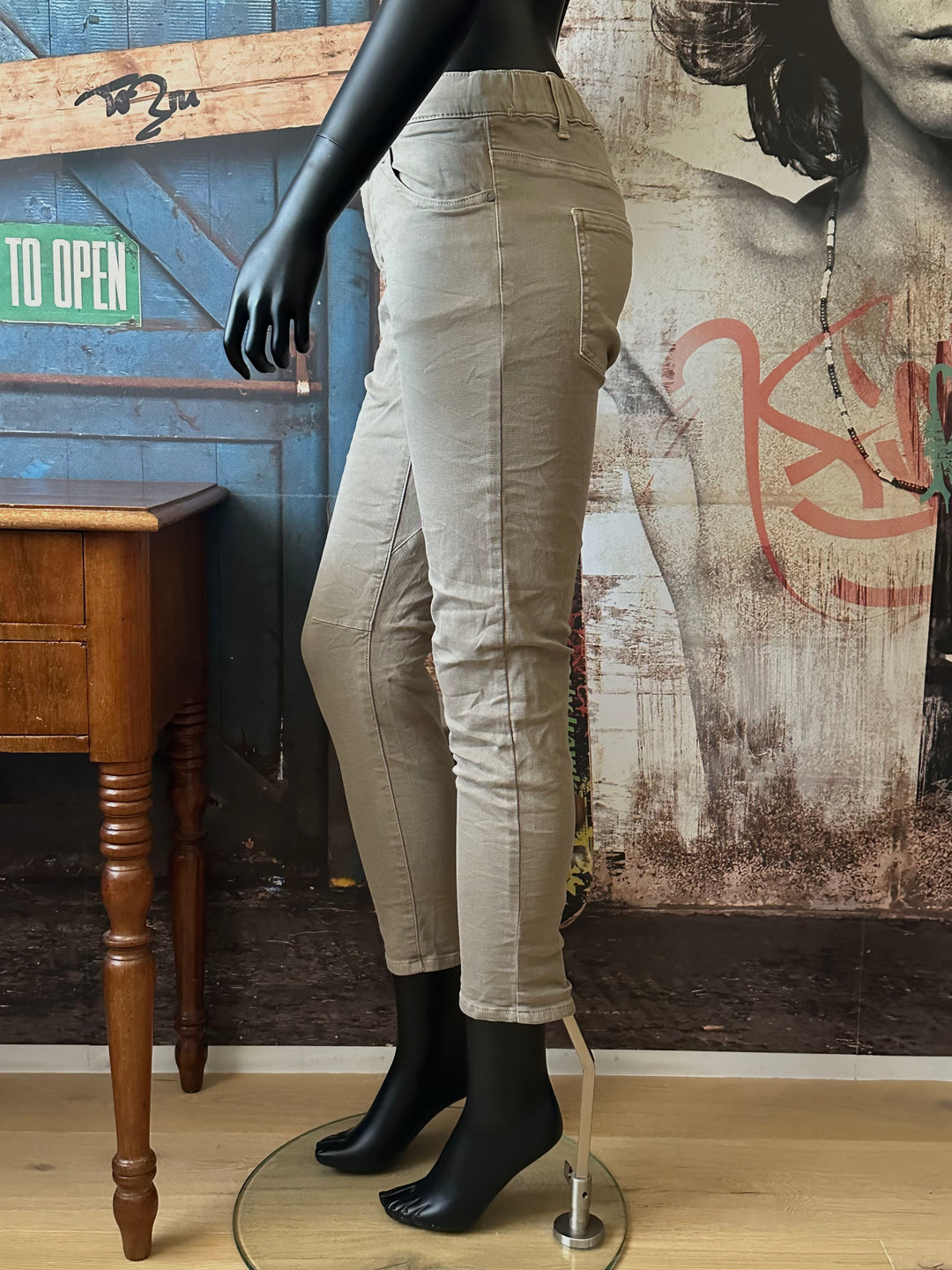 Stretch-Jeans mit elastischem Bund in Taupe