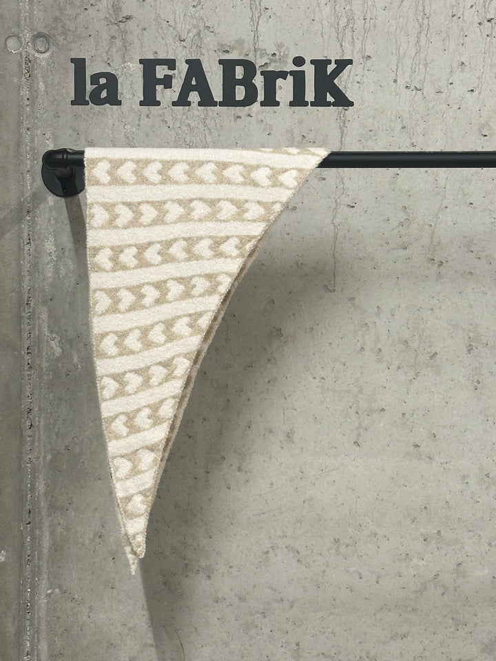 Écharpe petit triangle coeur «Alma »