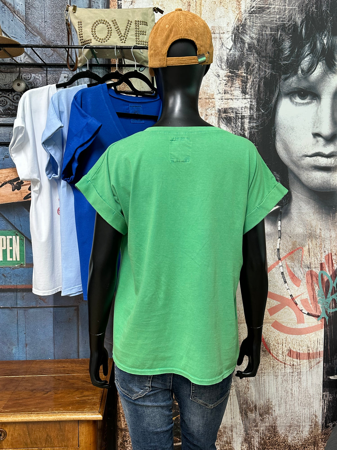 T-Shirt mit V-Ausschnitt „Walking through meadow...“ (38/42) MADE IN ITALY