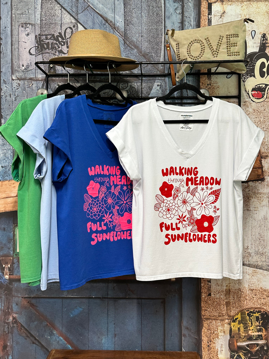 T-Shirt mit V-Ausschnitt „Walking through meadow...“ (38/42) MADE IN ITALY