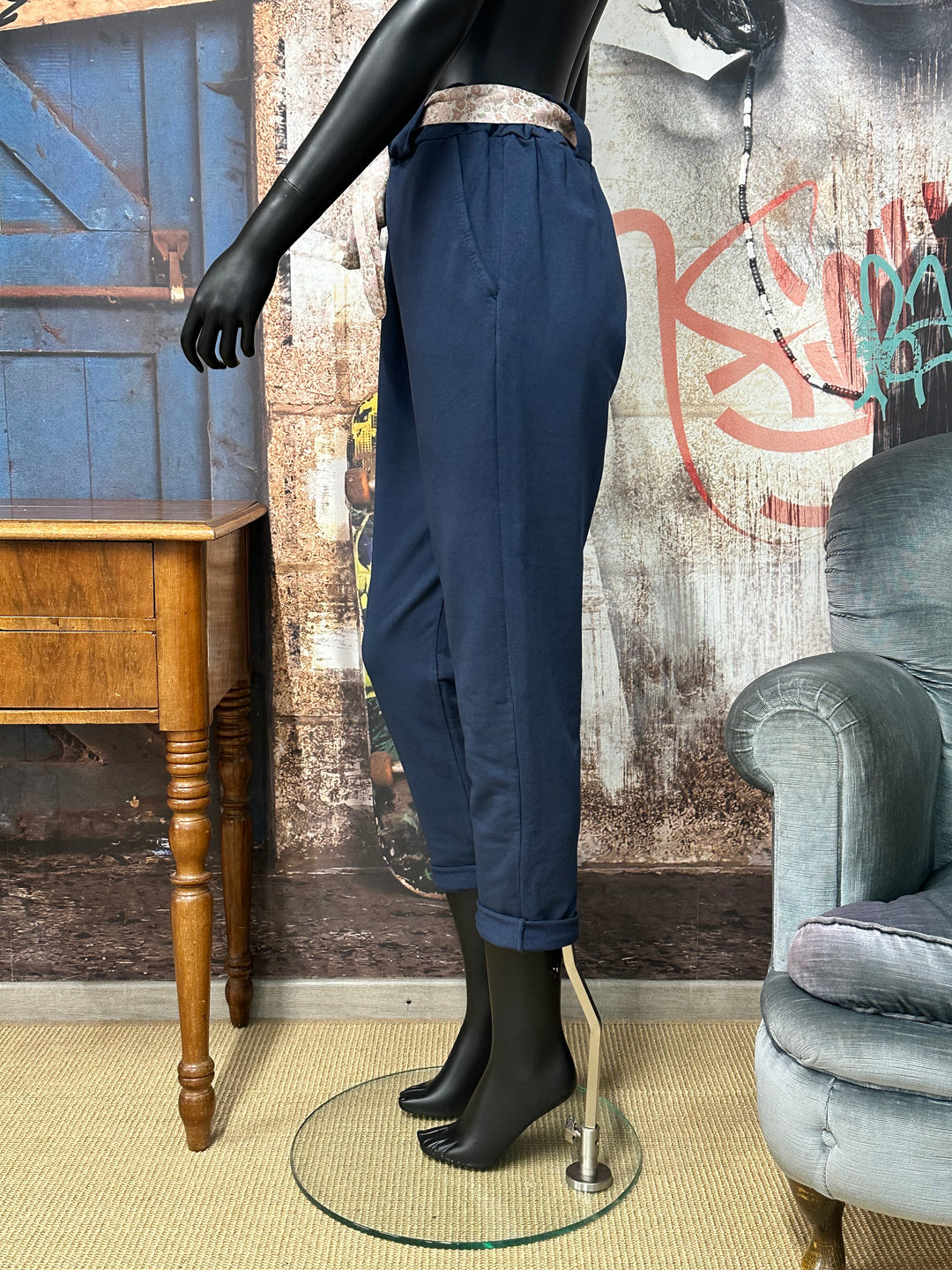 Jogginghose im Komfort-Schnitt mit geblümtem Bund, Größe 38/40, MADE IN ITALY