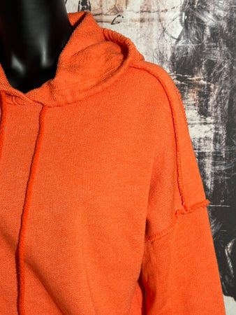 Orangefarbenes Kapuzensweatshirt