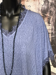 T-shirt + size col V dentelle bleu denim chiné