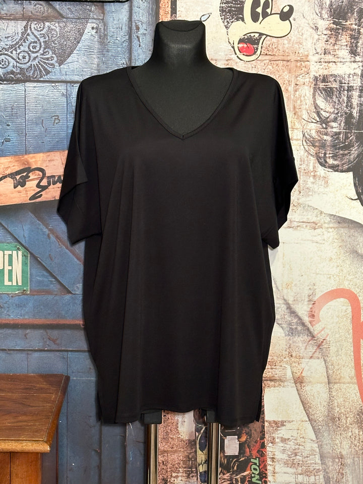 Fließendes T-Shirt mit V-Ausschnitt + SIZE schwarz