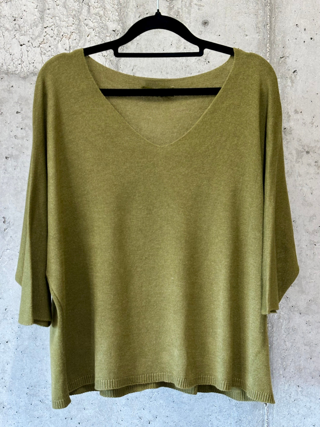 Kurzer Feinstrickpullover mit 3/4-Ärmeln & V-Ausschnitt (36/40) MADE IN 🇮🇹