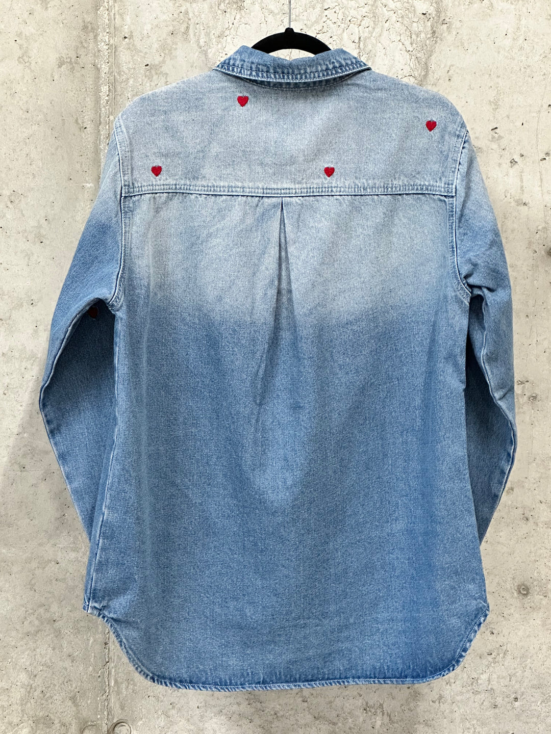 Chemise/veste en jean coeurs rouges brodés 100% coton (38 ➡️ 44)