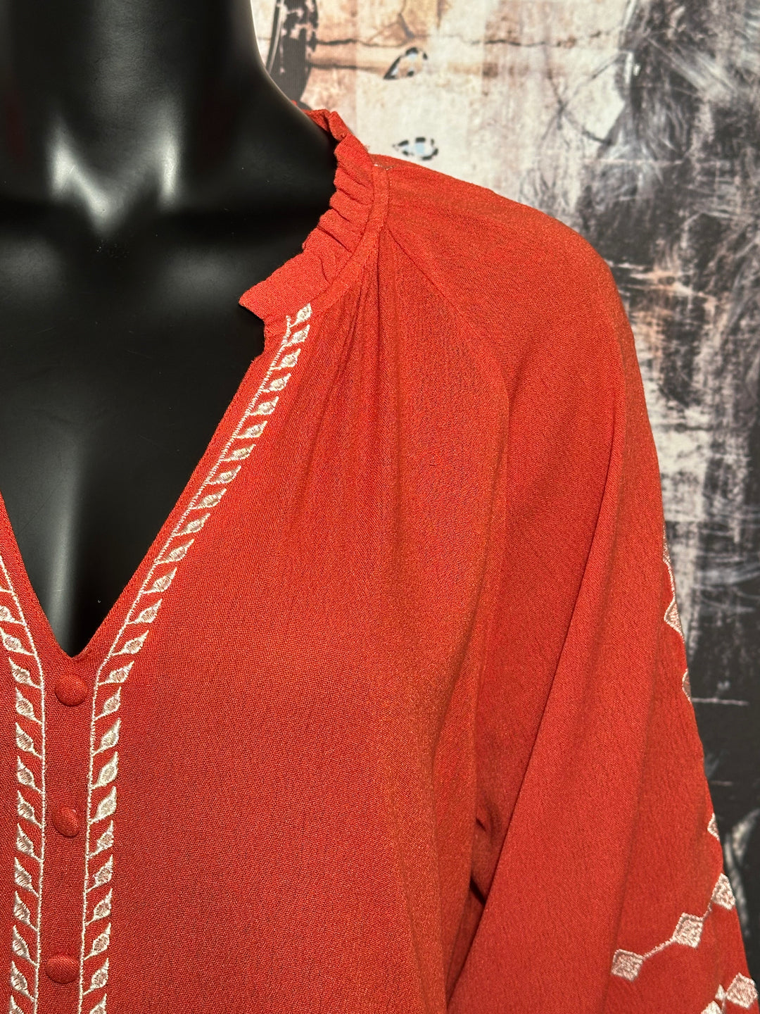 Kleid aus 100% Viskose, bestickt mit Terracotta & Ecru