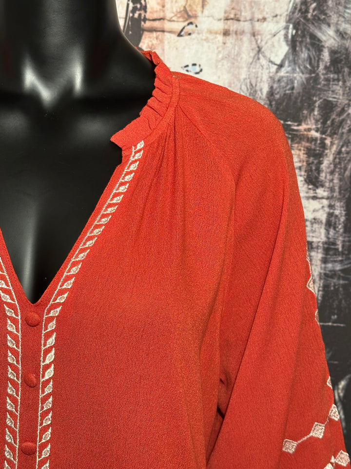Kleid aus 100% Viskose, bestickt mit Terracotta & Ecru