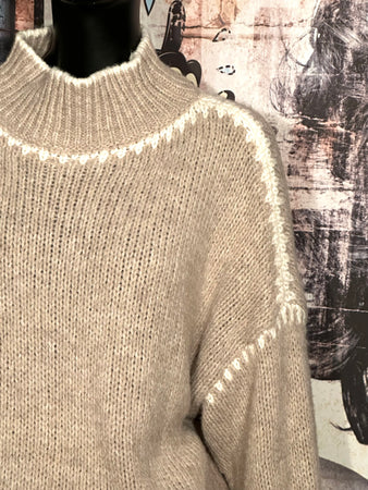 Strickpullover mit Stehkragen in Beige & Weiß