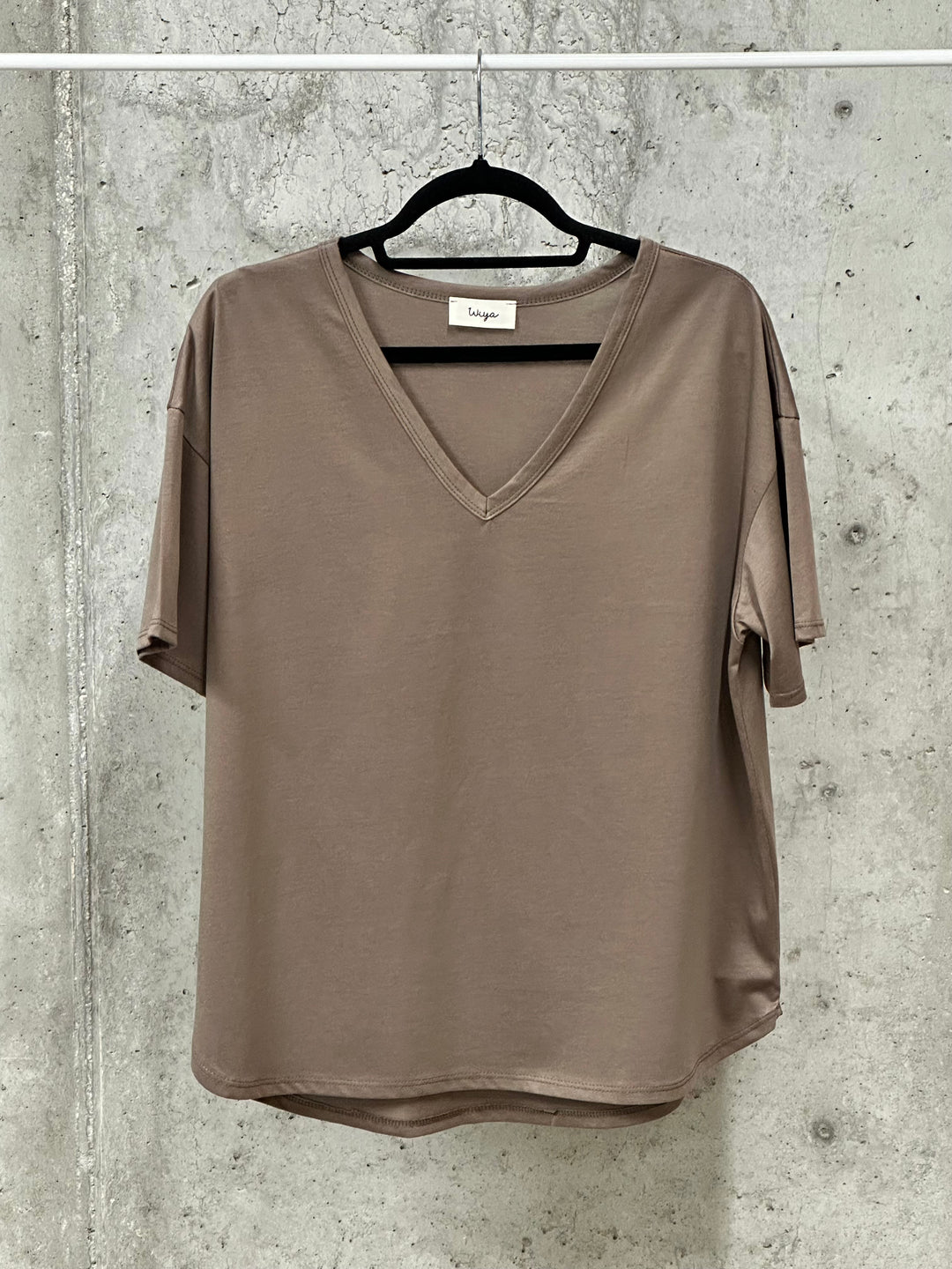 Fließendes, schlichtes T-Shirt mit V-Ausschnitt (38/42) MADE IN ITALY