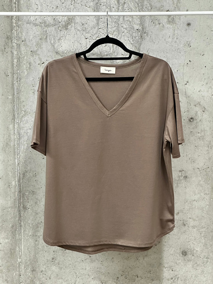 Fließendes, schlichtes T-Shirt mit V-Ausschnitt (38/42) MADE IN ITALY