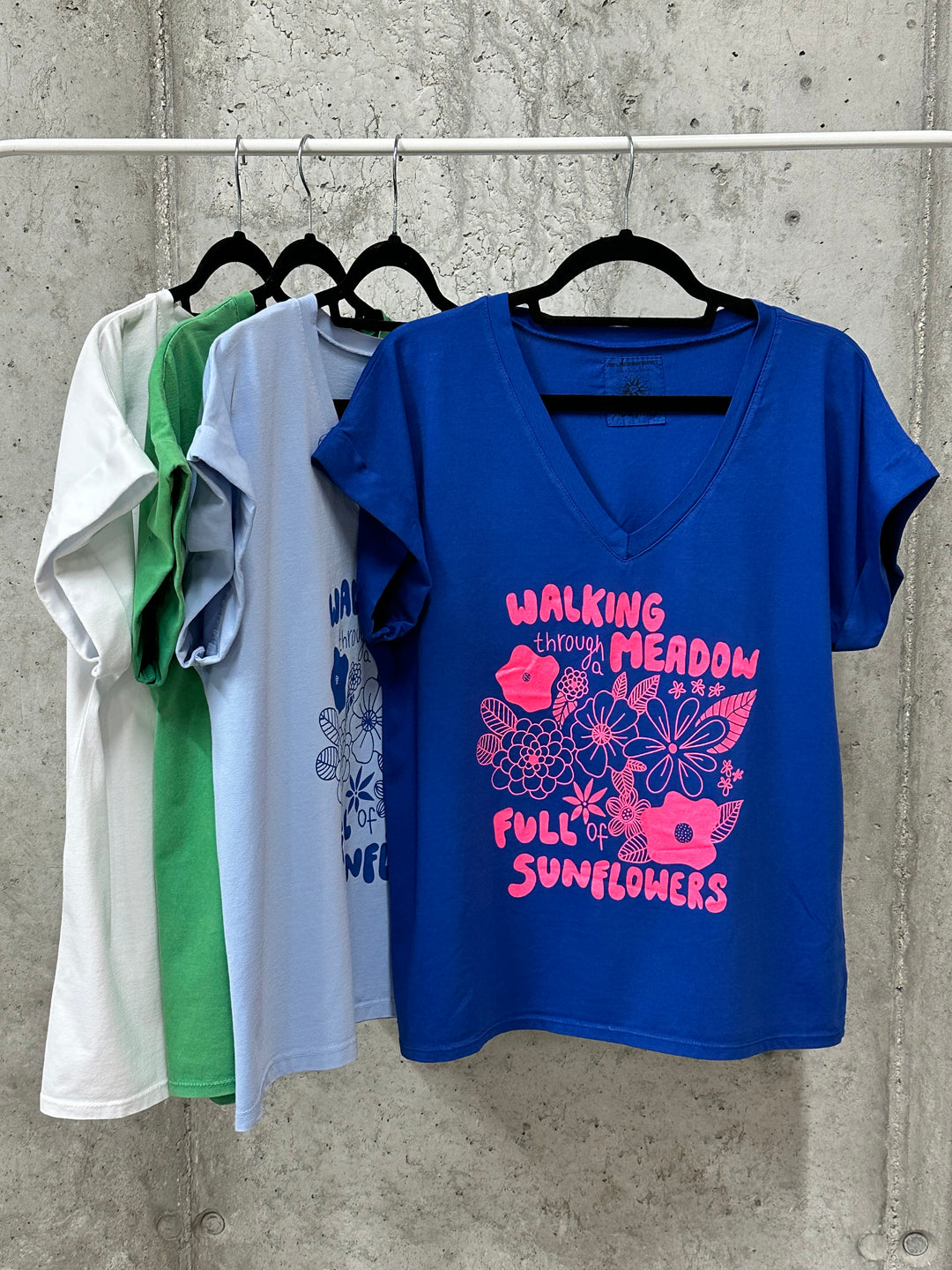 T-Shirt mit V-Ausschnitt „Walking through meadow...“ (38/42) MADE IN ITALY