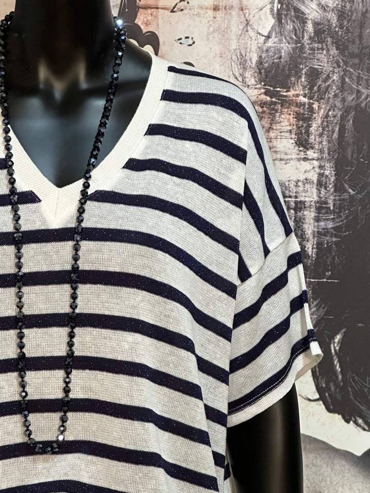 Feinmaschiges T-Shirt mit V-Ausschnitt in Ecru & Marineblau