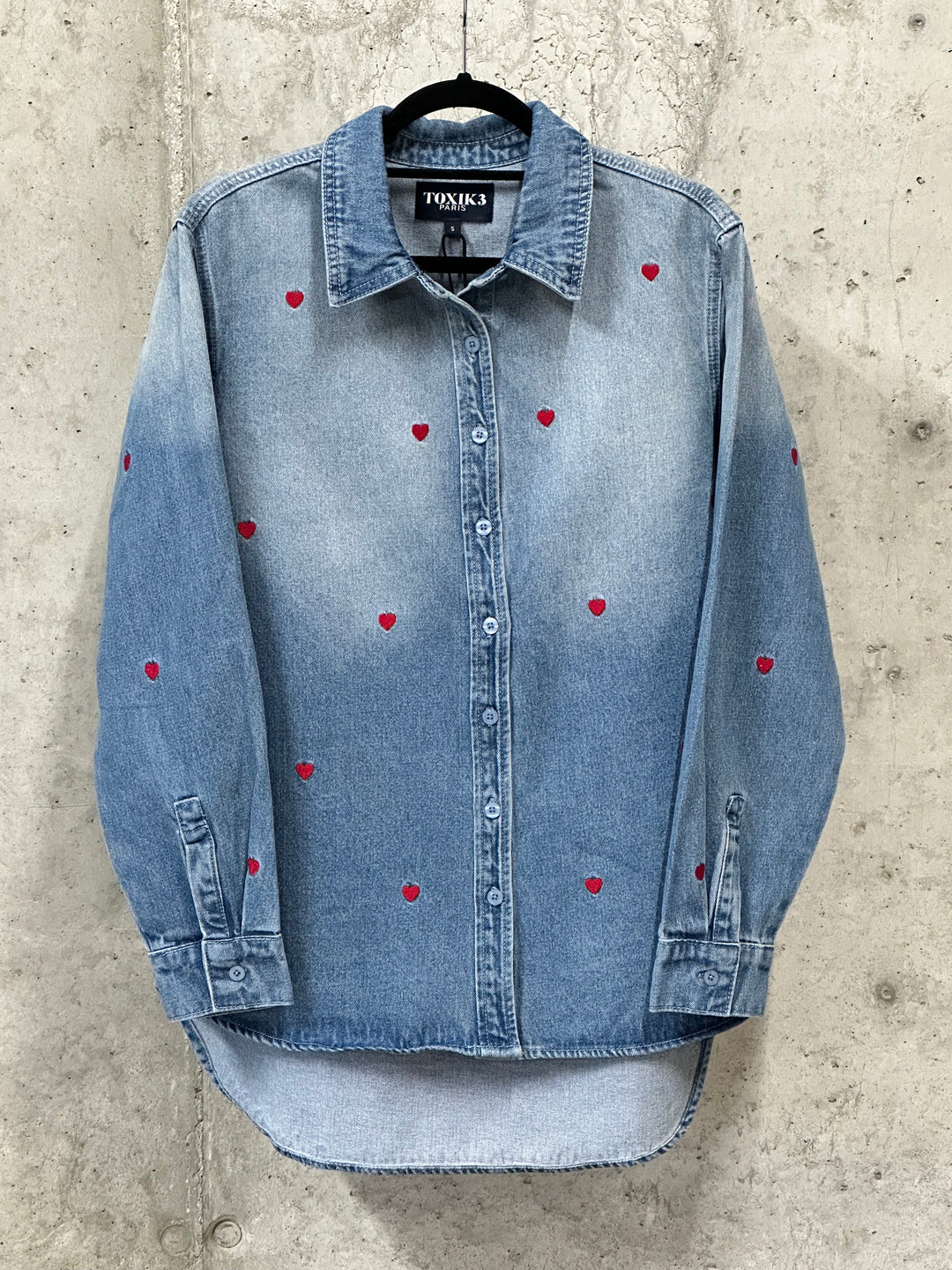 Chemise/veste en jean coeurs rouges brodés 100% coton (38 ➡️ 44)