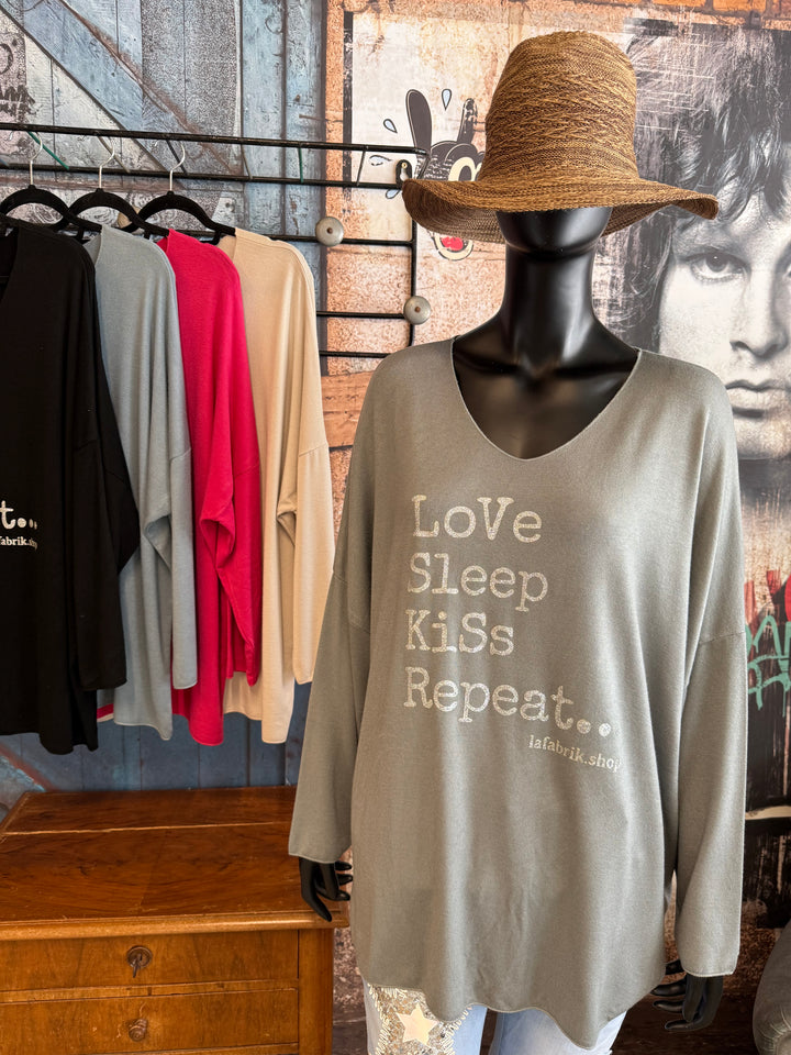 Oversize-Pullover mit V-Ausschnitt „Love Sleep Kiss…“ (44/48) MADE IN ITALY
