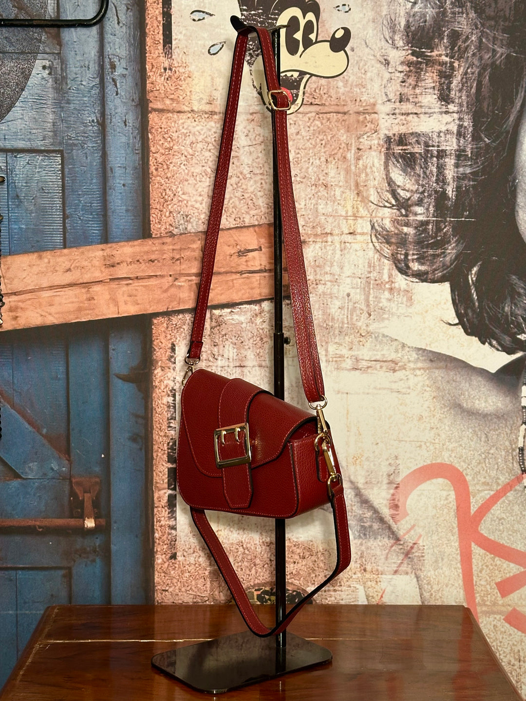 Handtasche aus genarbtem Leder in Bordeaux