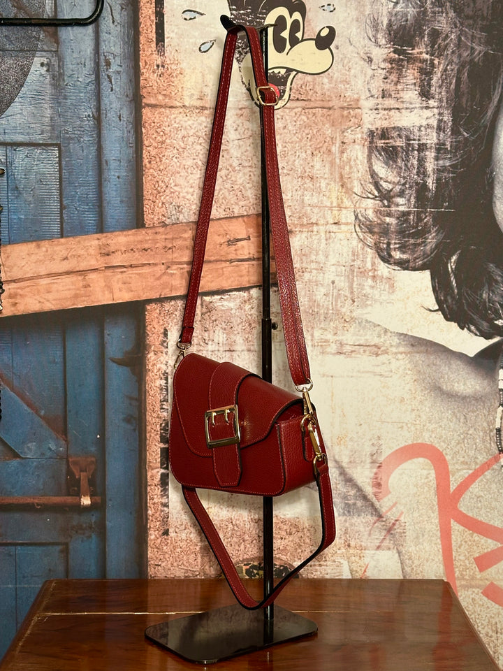 Handtasche aus genarbtem Leder in Bordeaux
