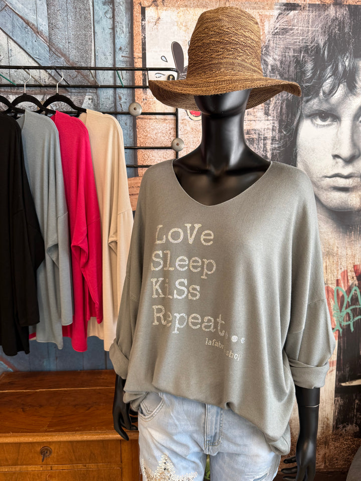 Oversize-Pullover mit V-Ausschnitt „Love Sleep Kiss…“ (44/48) MADE IN ITALY