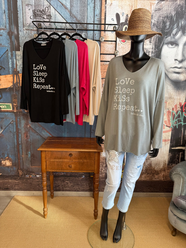Oversize-Pullover mit V-Ausschnitt „Love Sleep Kiss…“ (44/48) MADE IN ITALY