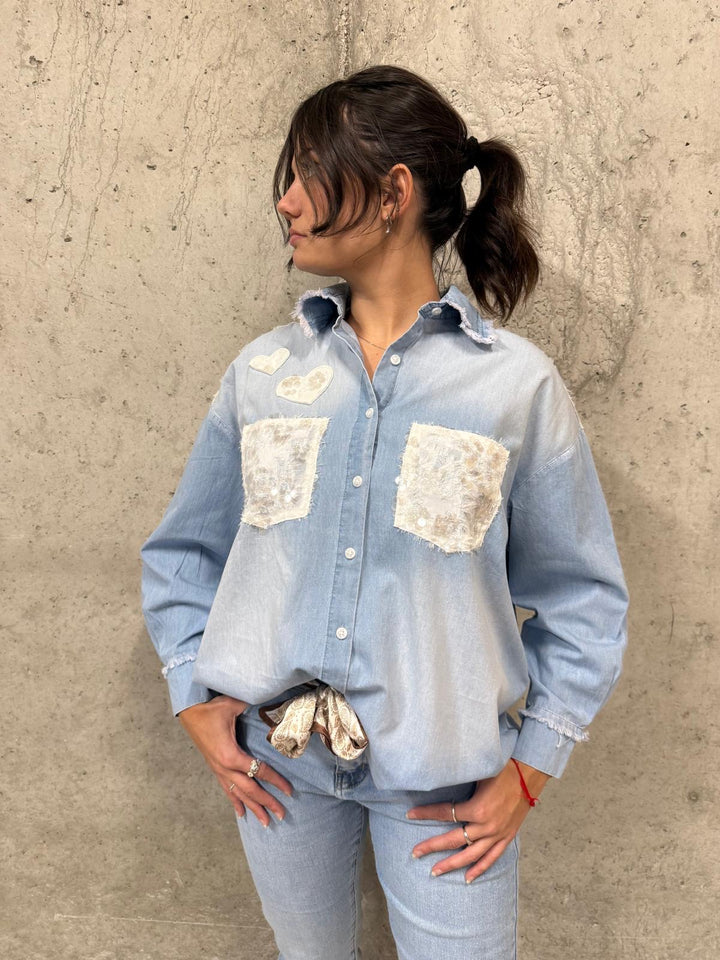 Chemise en jean clair délavé "coeurs et sequins" (38/40) et (42/44)