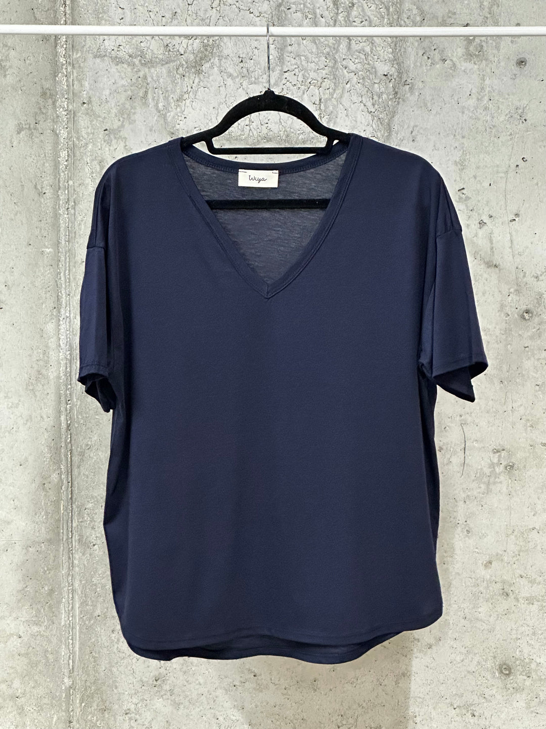 Fließendes, schlichtes T-Shirt mit V-Ausschnitt (38/42) MADE IN ITALY