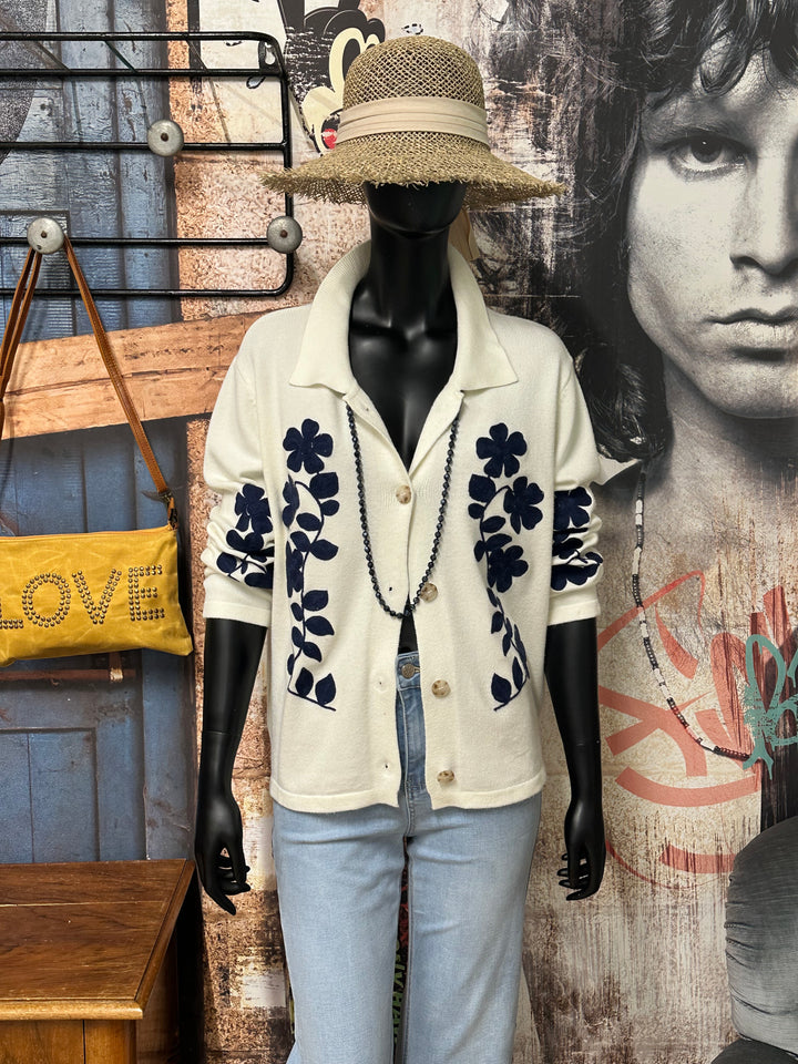 Ecrufarbene Strickjacke mit maritimen Blumenstickereien (38/42)