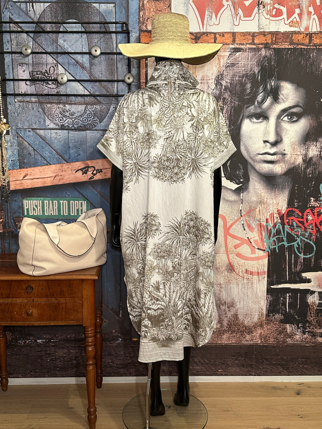 Halblanges Kleid aus 100% Viskose mit "sommerlichem" Muster in Ecu & Khaki