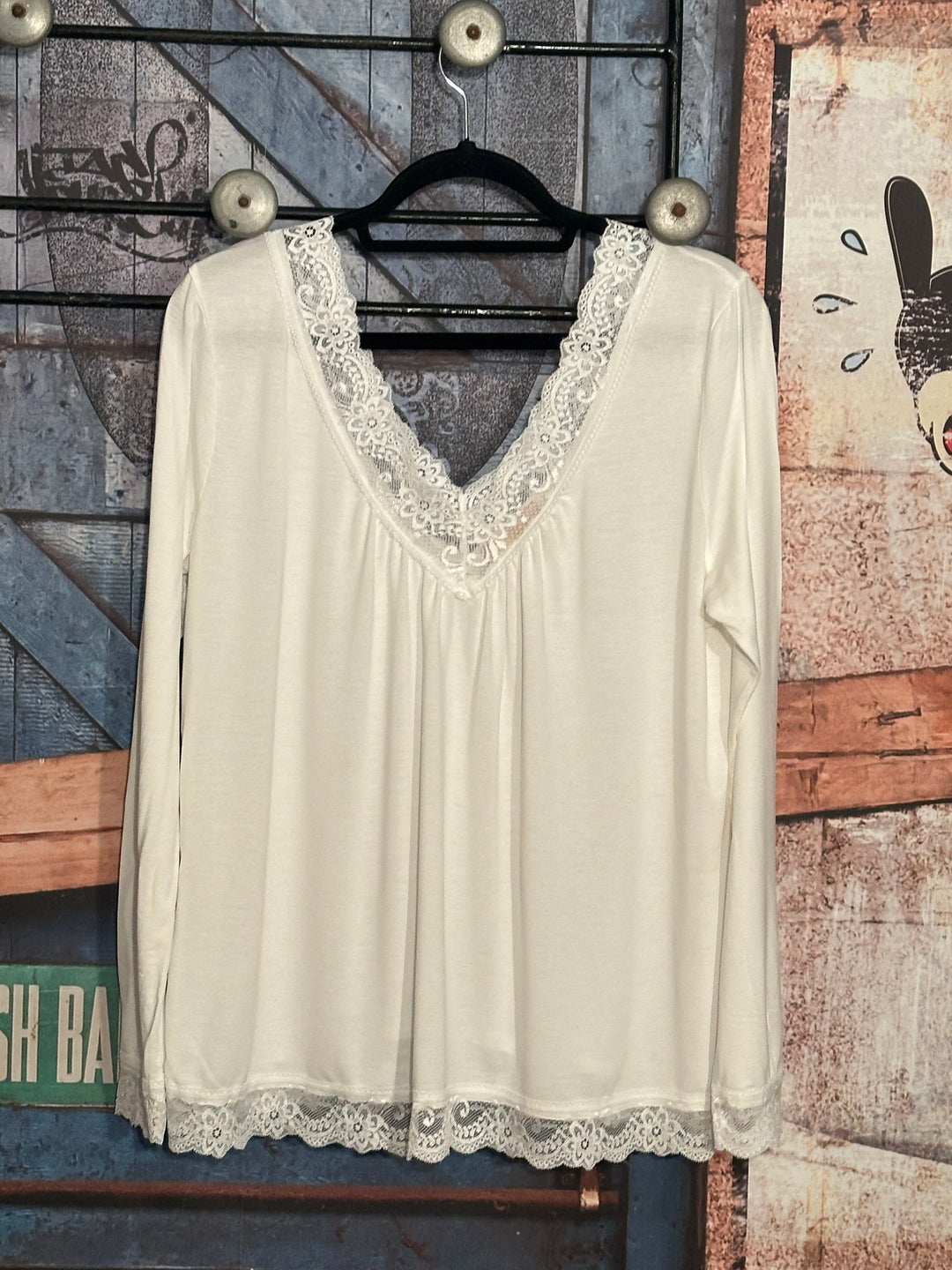 Top mit V-Ausschnitt Spitze vorne & hinten off-white