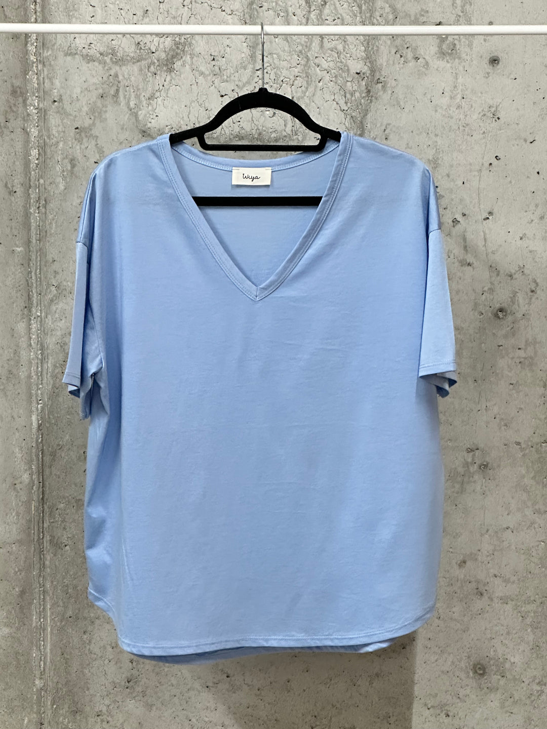 Fließendes, schlichtes T-Shirt mit V-Ausschnitt (38/42) MADE IN ITALY