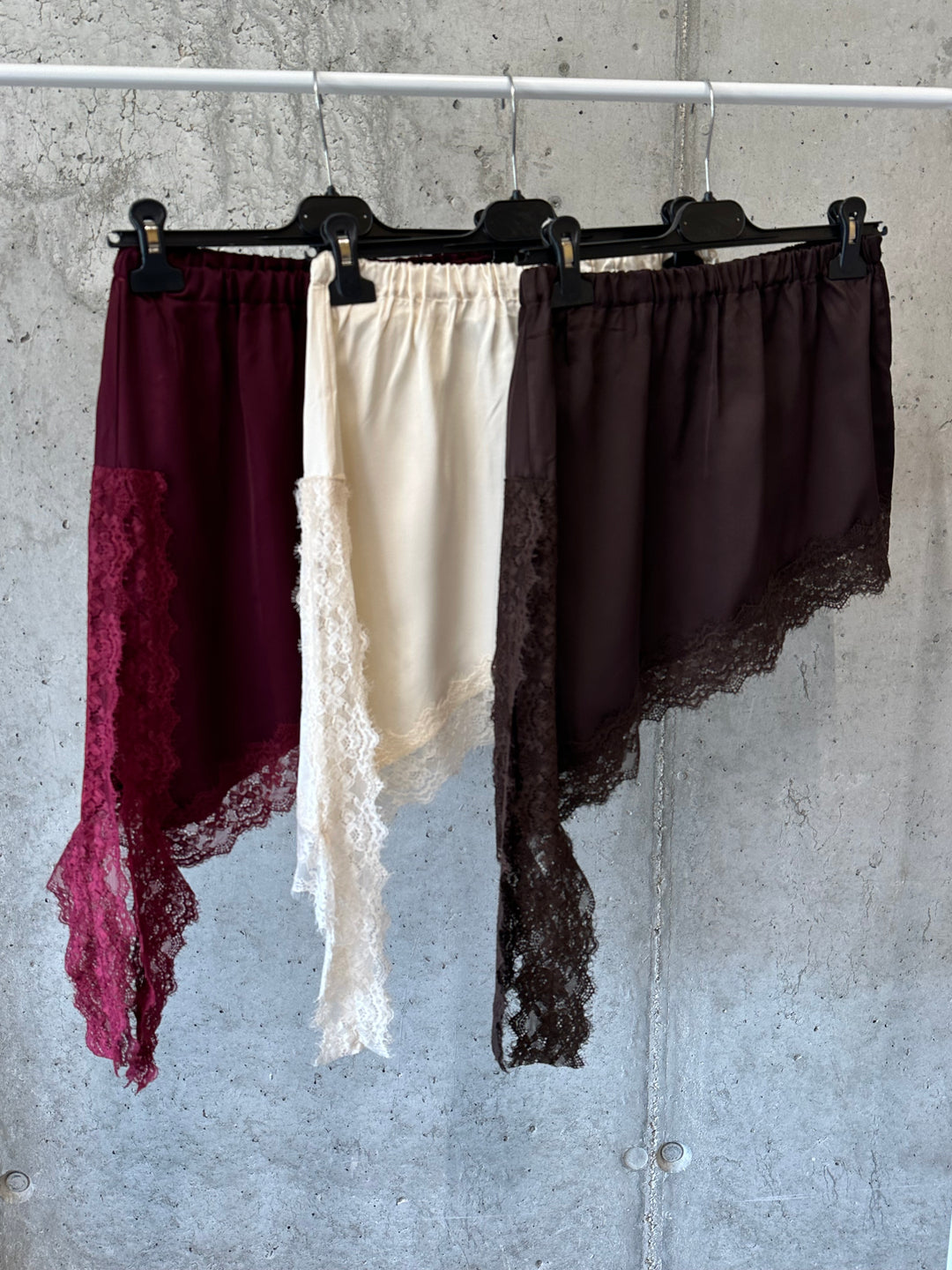 Asymmetrische Satin-Hemdstrümpfe (36/40) MADE IN 🇮🇹