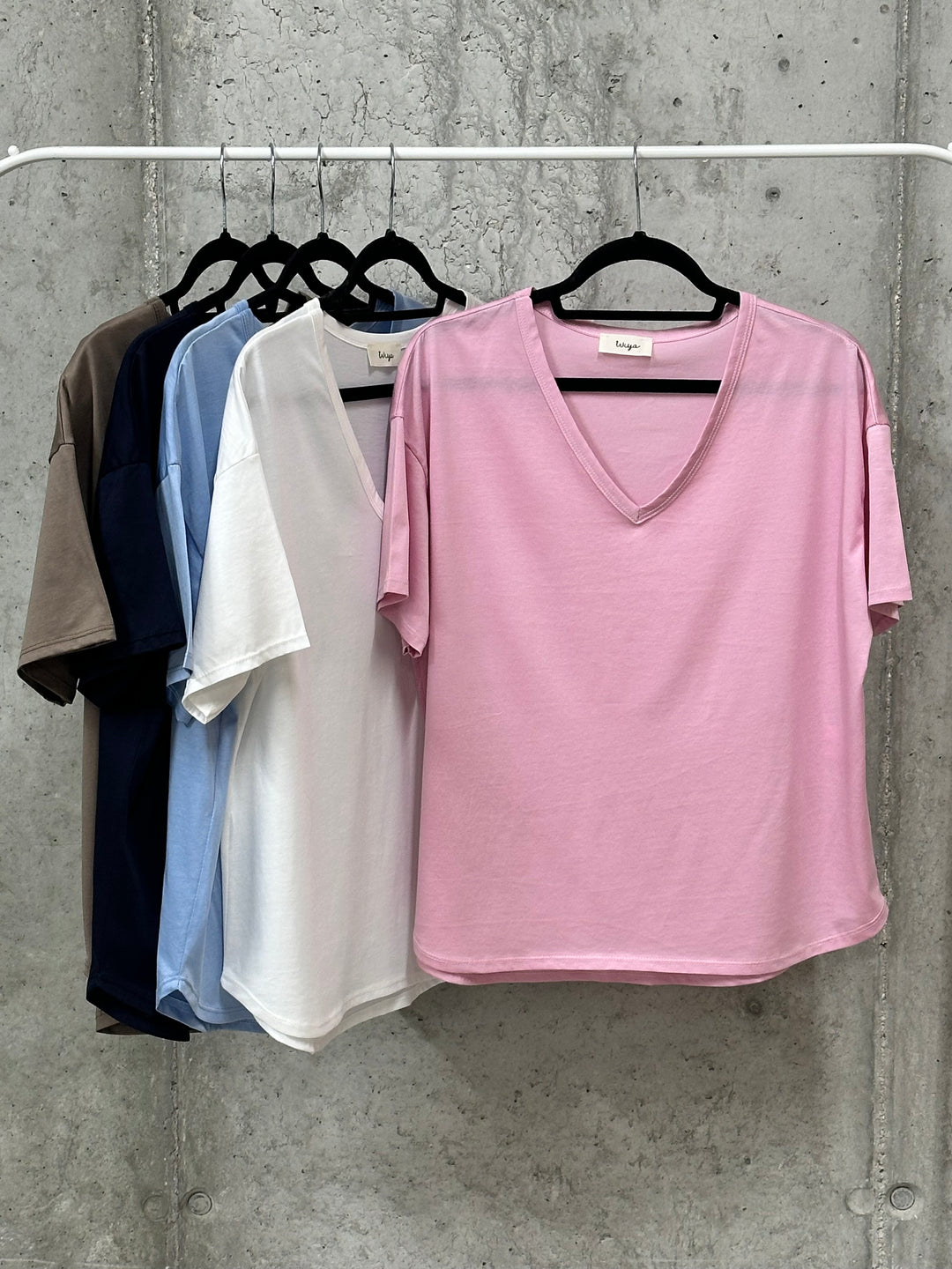 Fließendes, schlichtes T-Shirt mit V-Ausschnitt (38/42) MADE IN ITALY