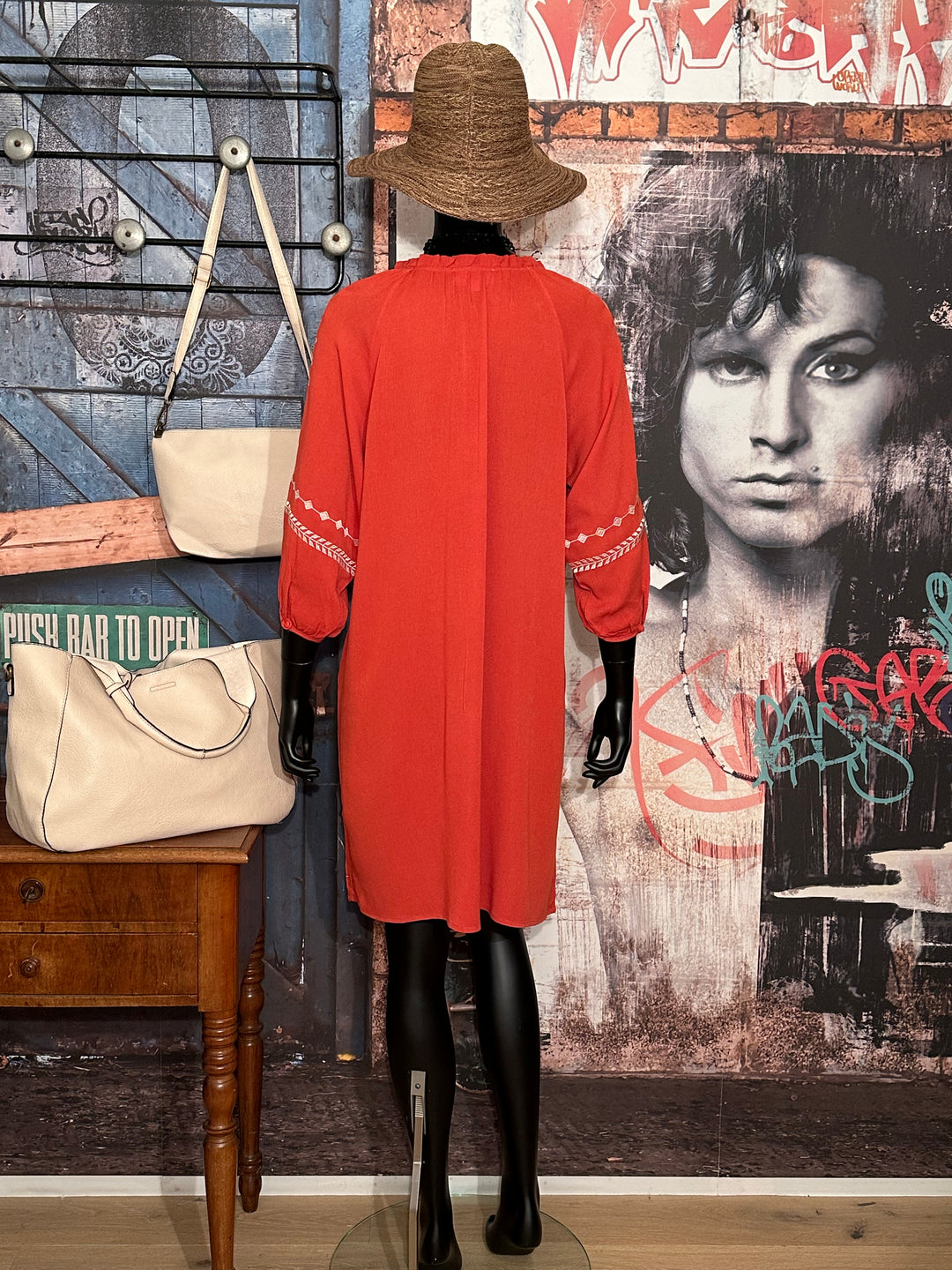 Kleid aus 100% Viskose, bestickt mit Terracotta & Ecru