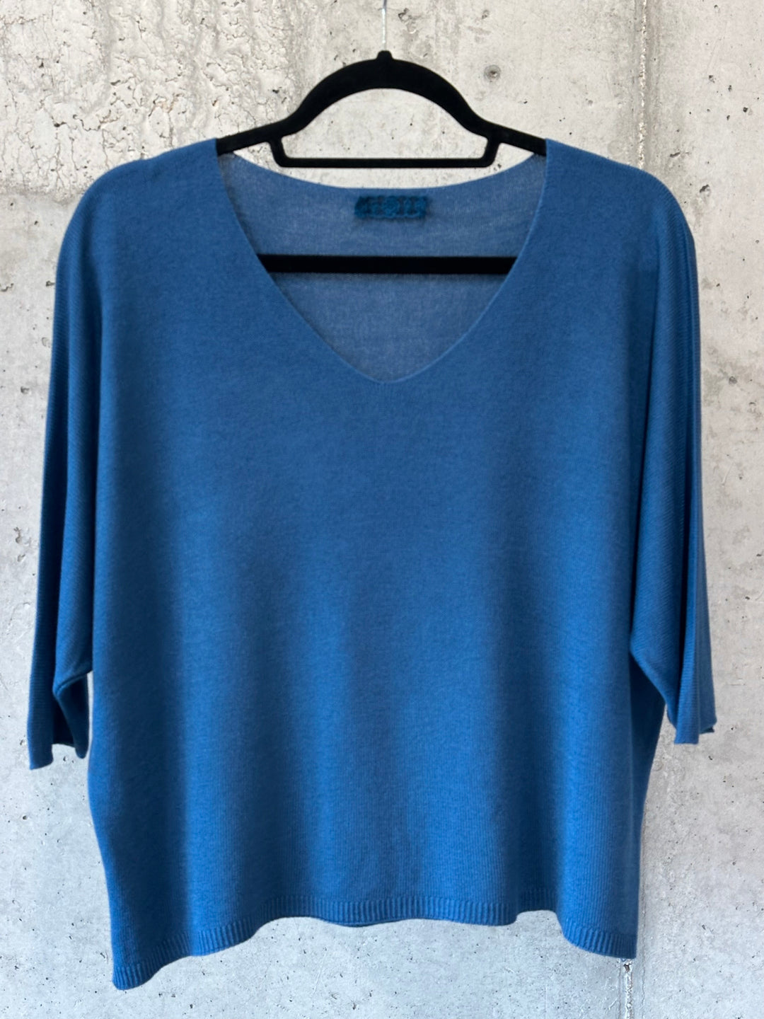 Kurzer Feinstrickpullover mit 3/4-Ärmeln & V-Ausschnitt (36/40) MADE IN 🇮🇹