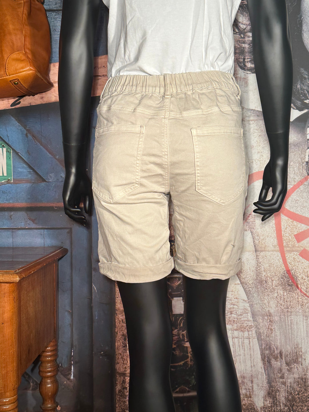 Stretch-Shorts mit elastischem Bund beige