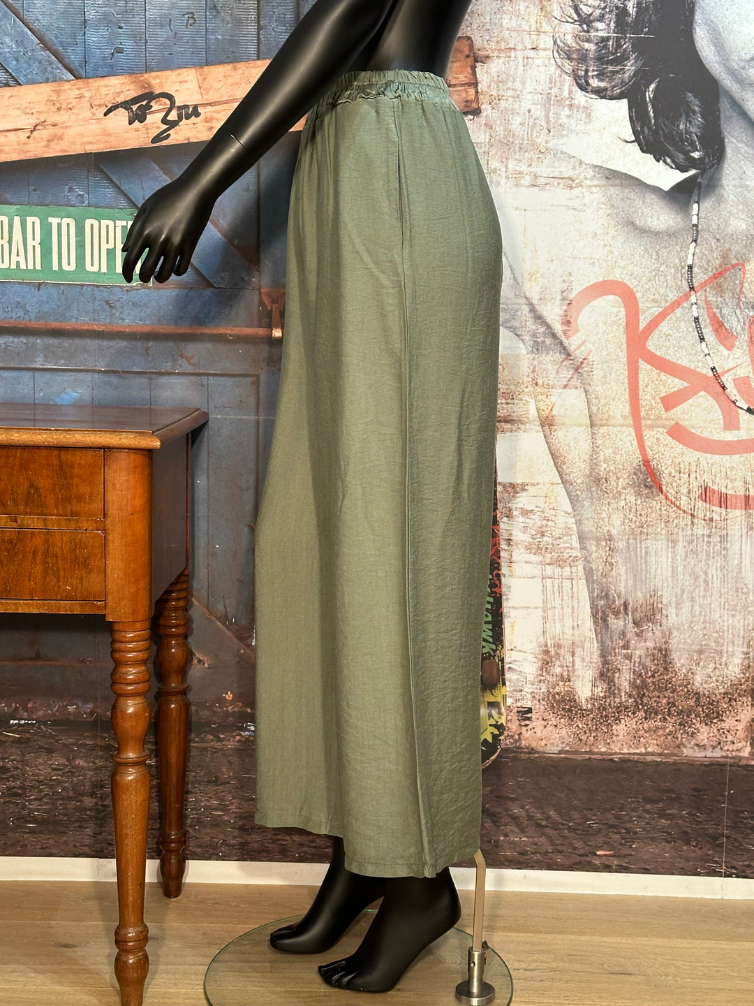 Fließende Hose mit elastischem Bund in Khaki