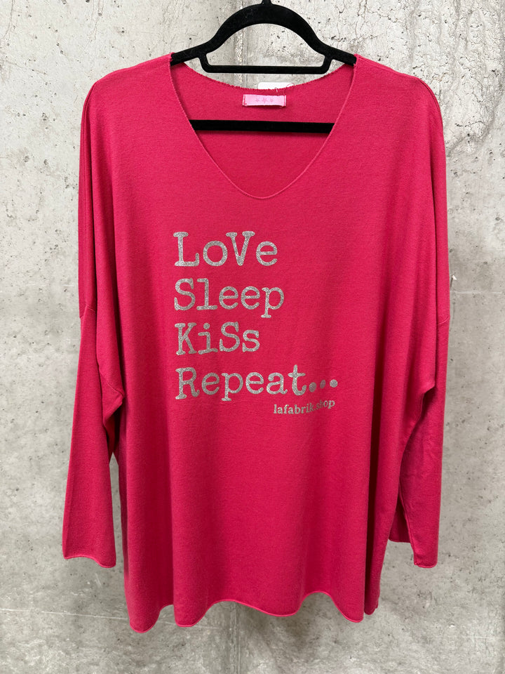 Oversize-Pullover mit V-Ausschnitt „Love Sleep Kiss…“ (44/48) MADE IN ITALY