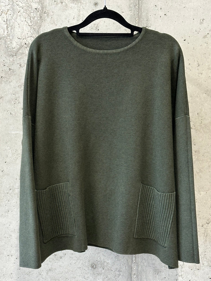 Pullover mit Rundhalsausschnitt & aufgesetzten Taschen (38/42) MADE IN 🇮🇹