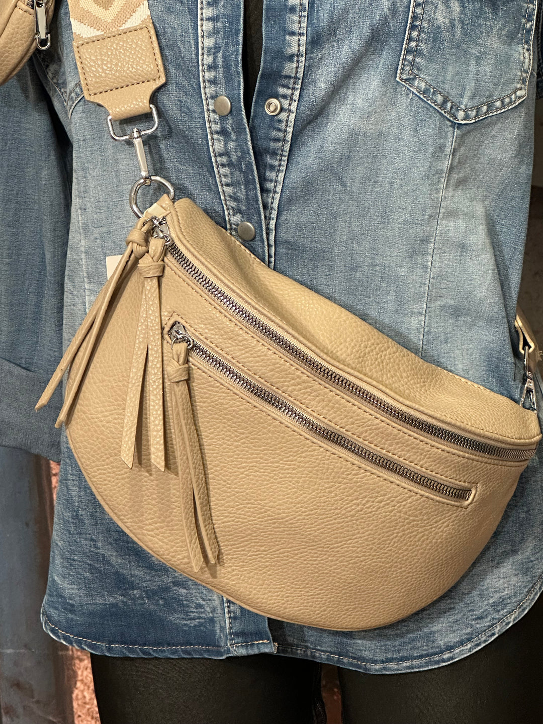 Gürteltasche mit Schulterriemen in Beige