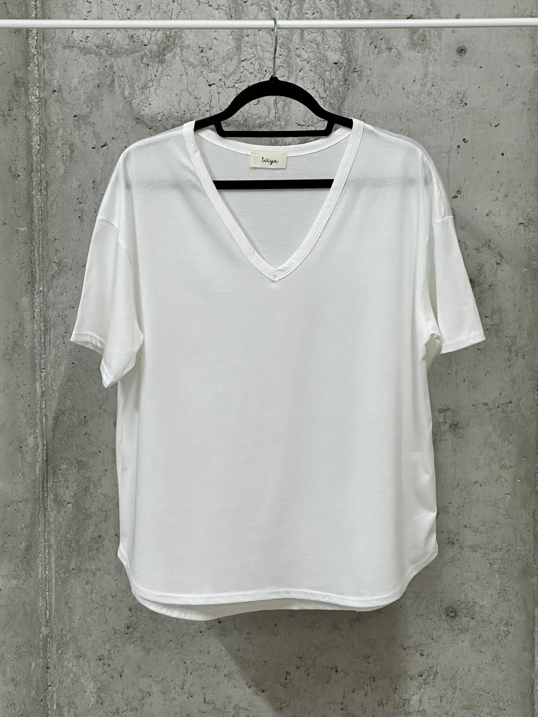 Fließendes, schlichtes T-Shirt mit V-Ausschnitt (38/42) MADE IN ITALY