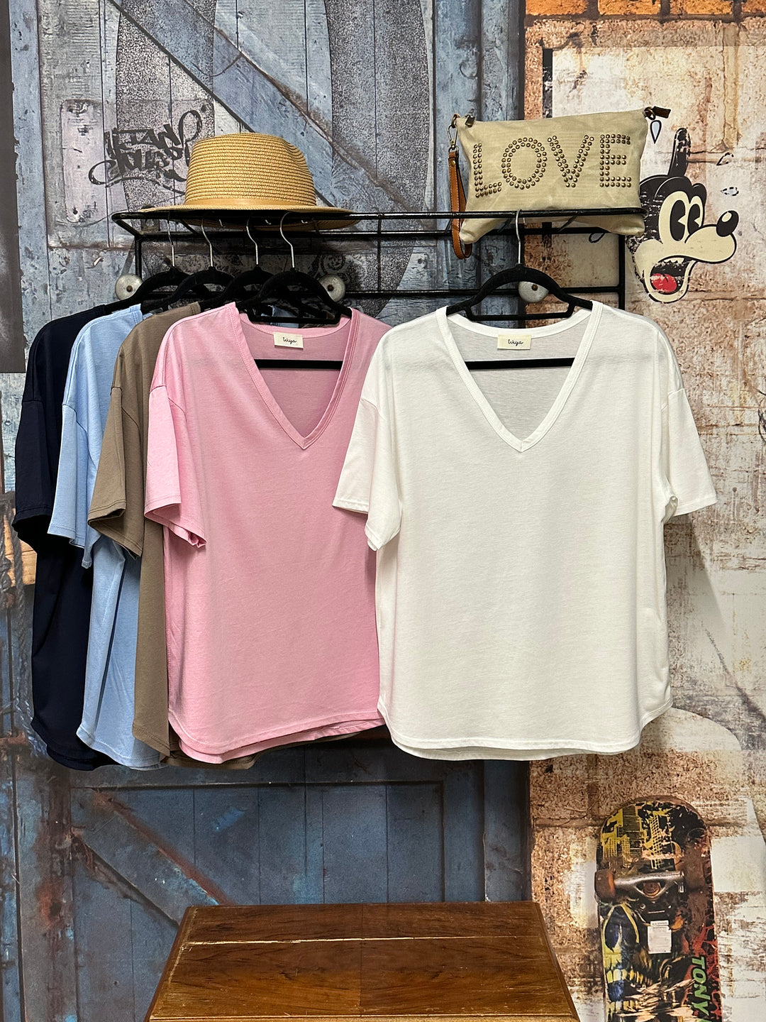 Fließendes, schlichtes T-Shirt mit V-Ausschnitt (38/42) MADE IN ITALY