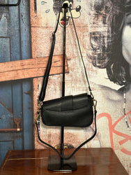 Handtasche aus genarbtem Leder in Schwarz