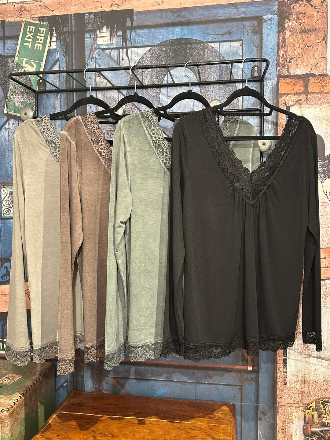 Top mit V-Ausschnitt Spitze vorne & hinten beige