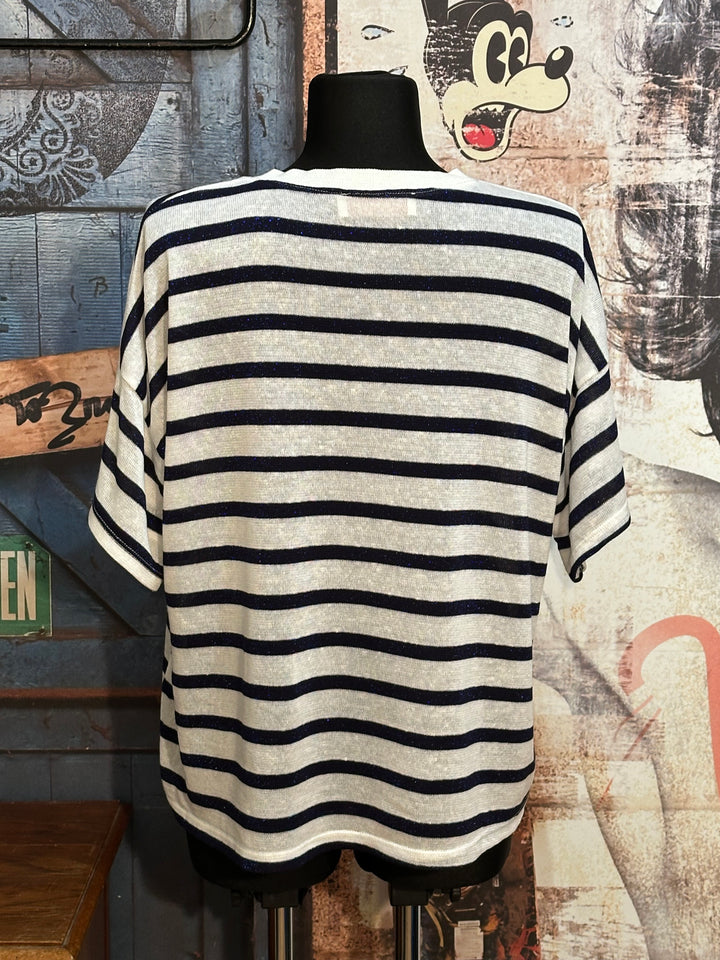 Feinmaschiges T-Shirt mit V-Ausschnitt in Ecru & Marineblau