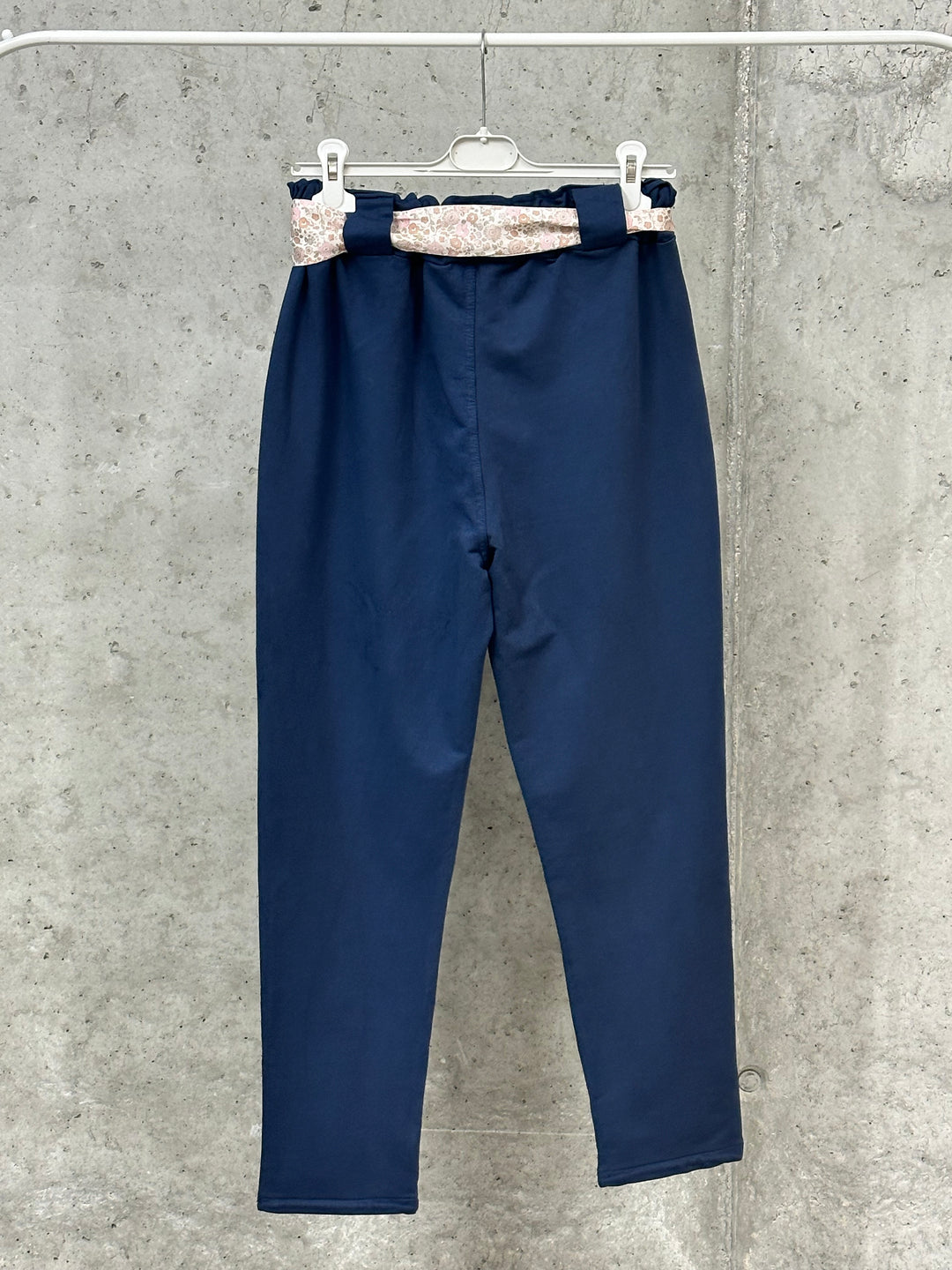 Jogginghose im Komfort-Schnitt mit geblümtem Bund, Größe 38/40, MADE IN ITALY