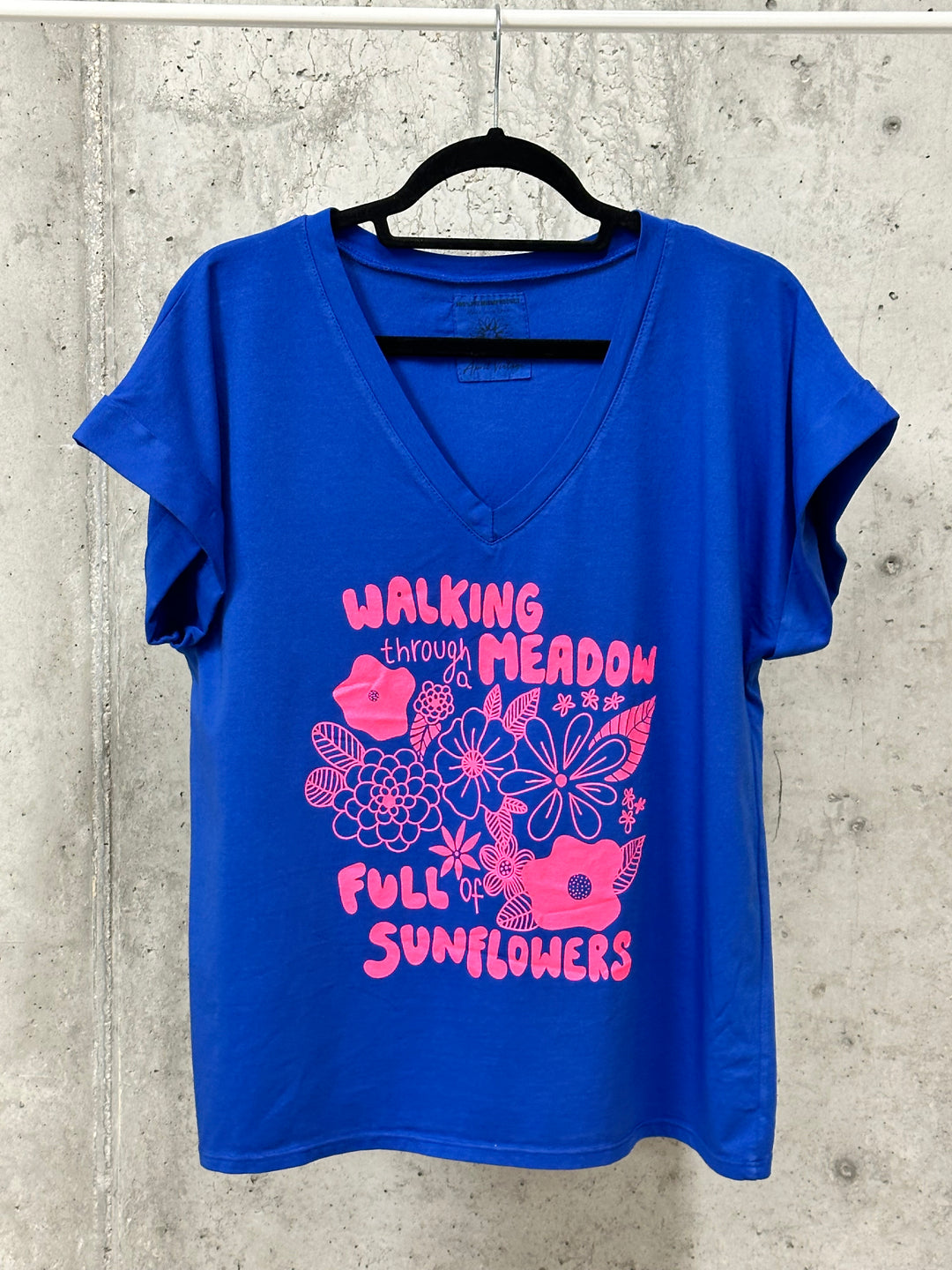T-Shirt mit V-Ausschnitt „Walking through meadow...“ (38/42) MADE IN ITALY